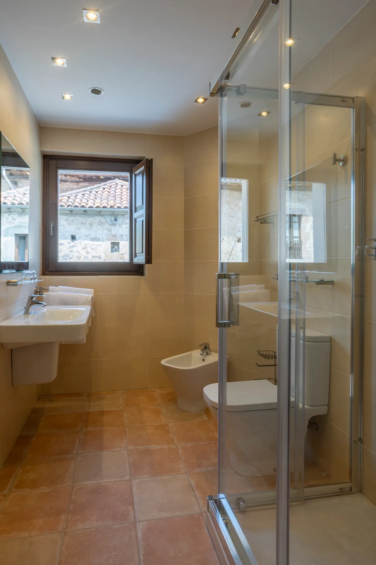 Baño del apartamento con ducha, acabados de calidad y ventana