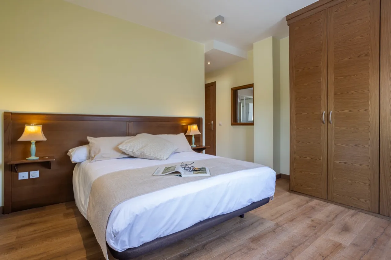 Dormitorio del apartamento con cama doble y armario