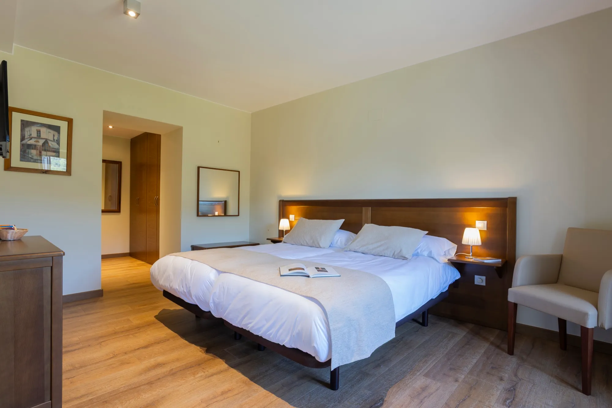 Habitación exterior de La Posada del Vencejo — cama doble y zona de estar