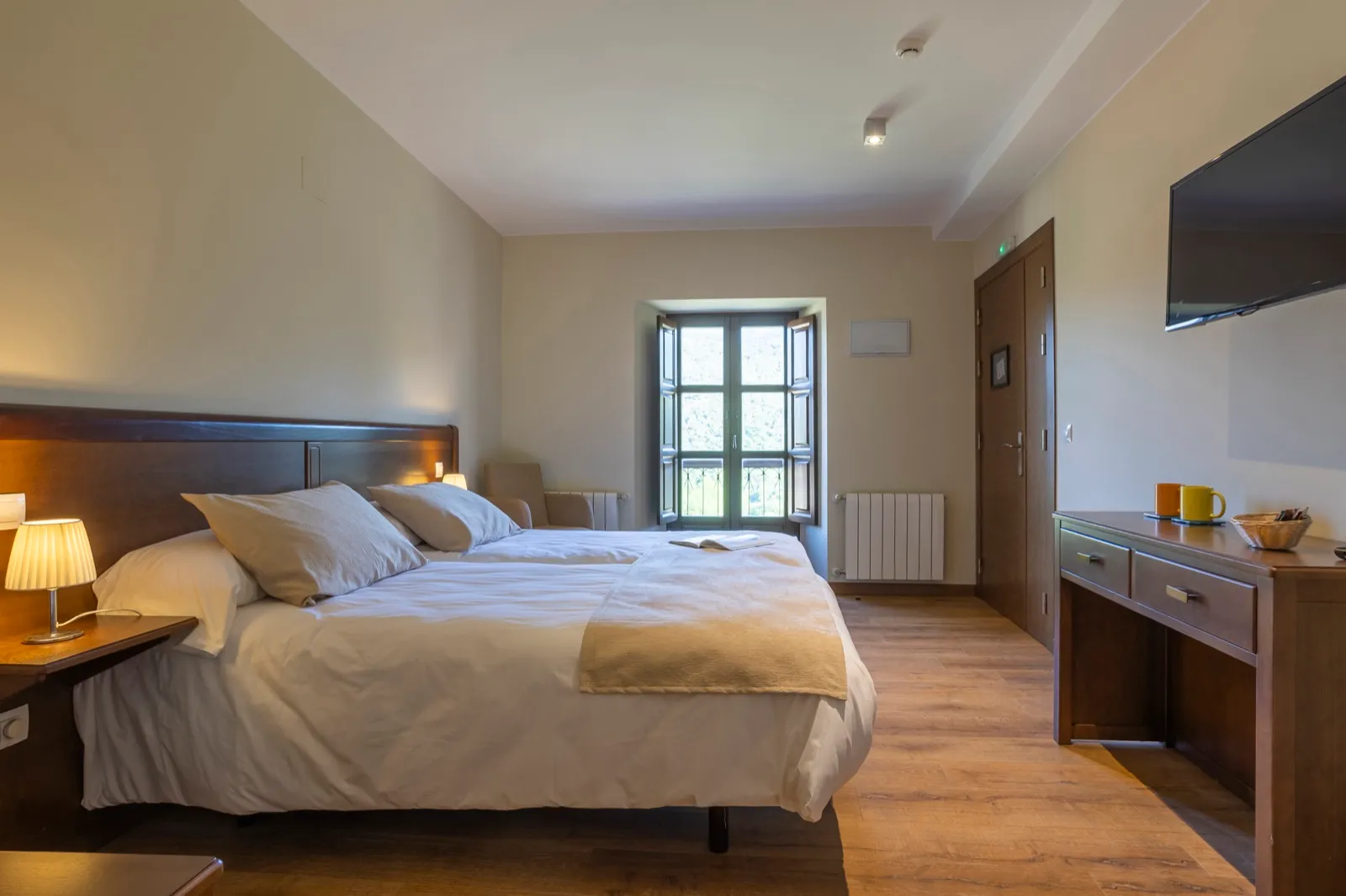 Habitación exterior — luz natural y ventana con vistas al valle