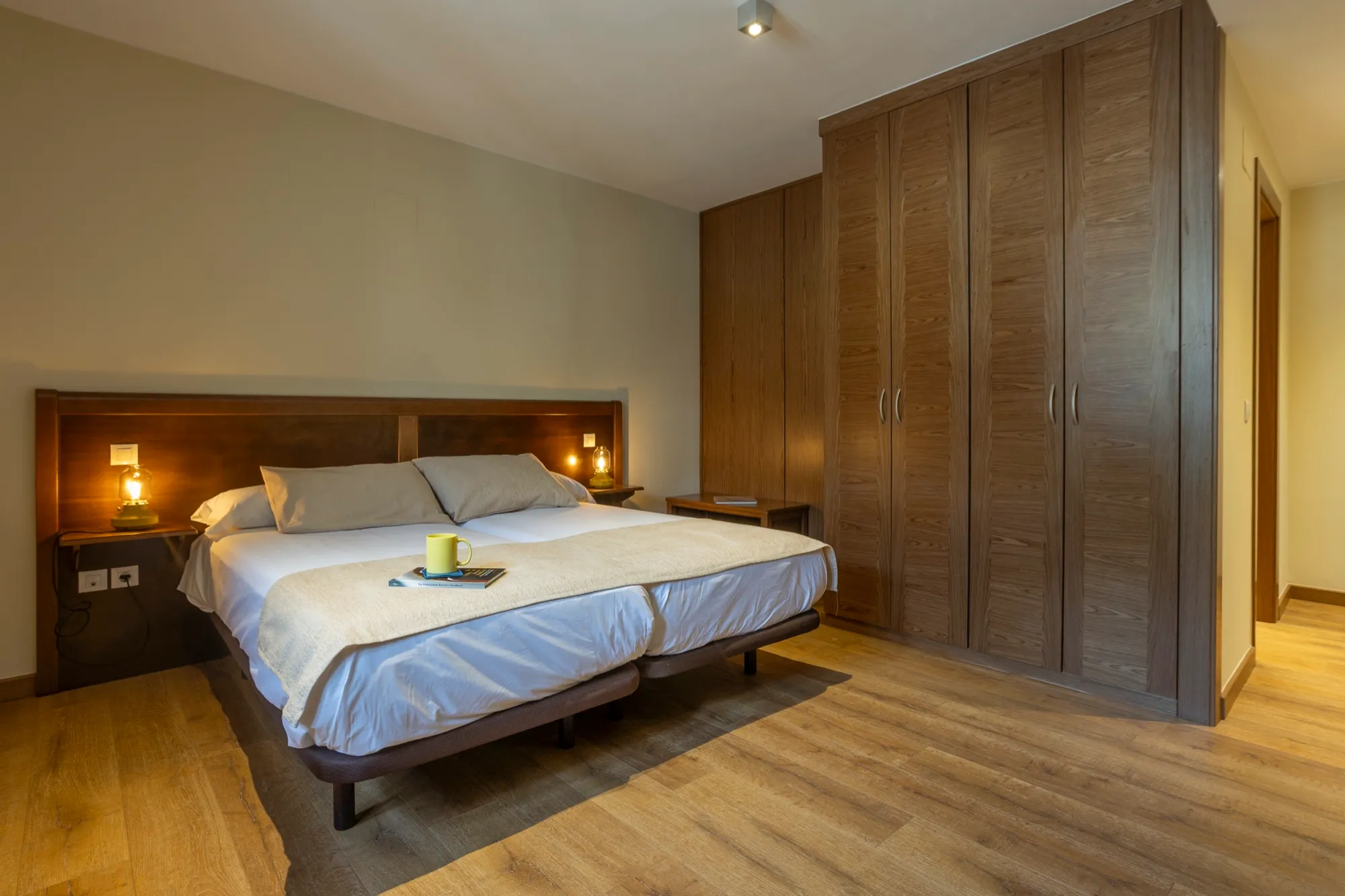 Habitación interior de La Posada del Vencejo — luz cálida y armario de madera