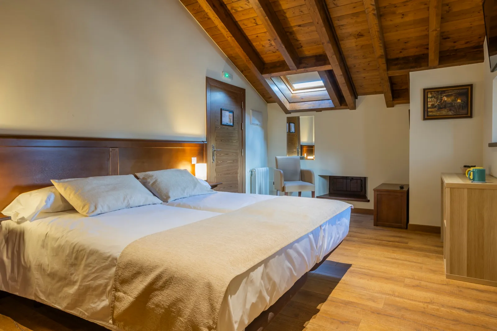 Habitación interior — buhardilla con techo de madera y luz cálida