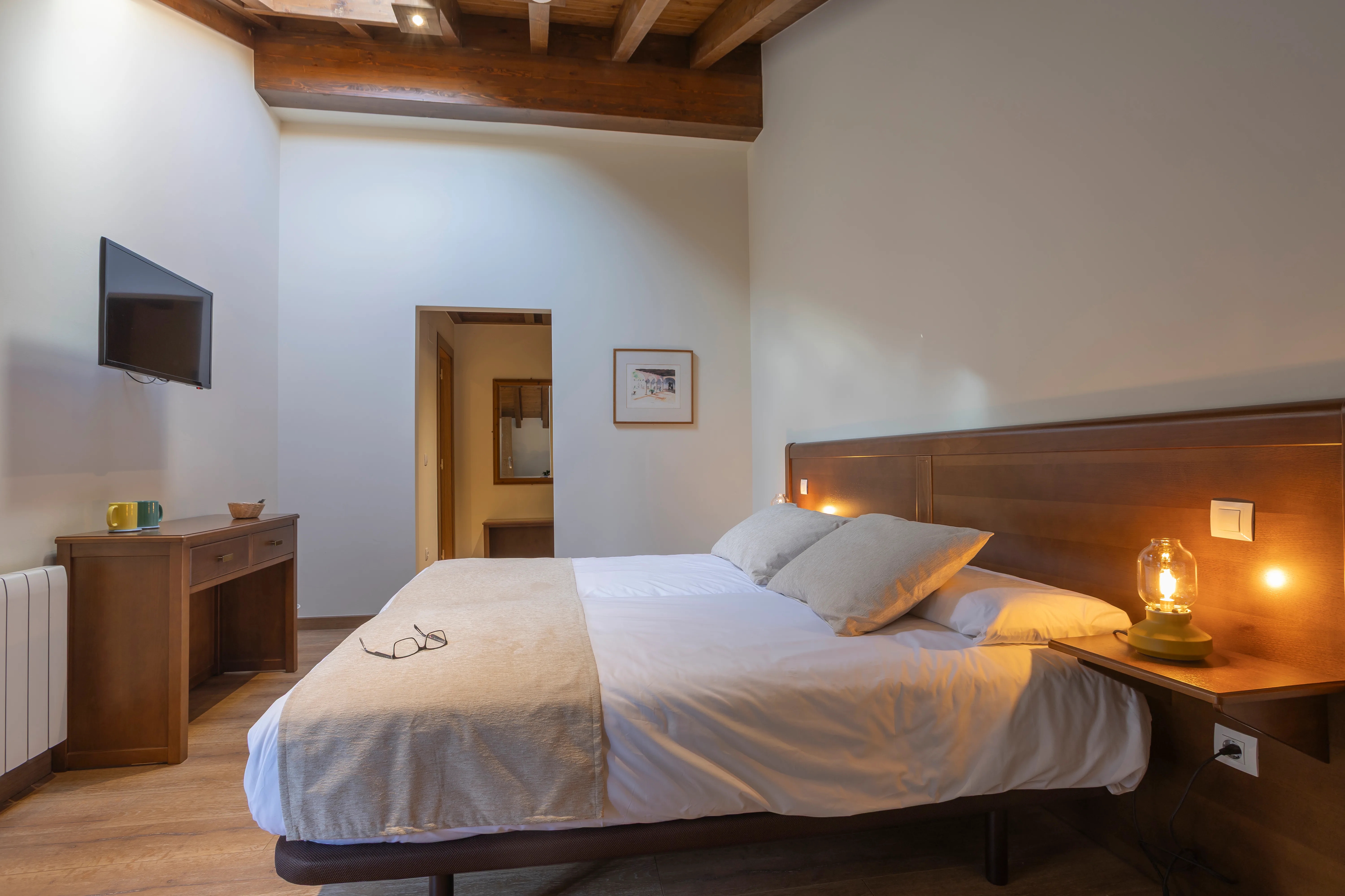 Habitación interior — cama doble con lámpara vintage