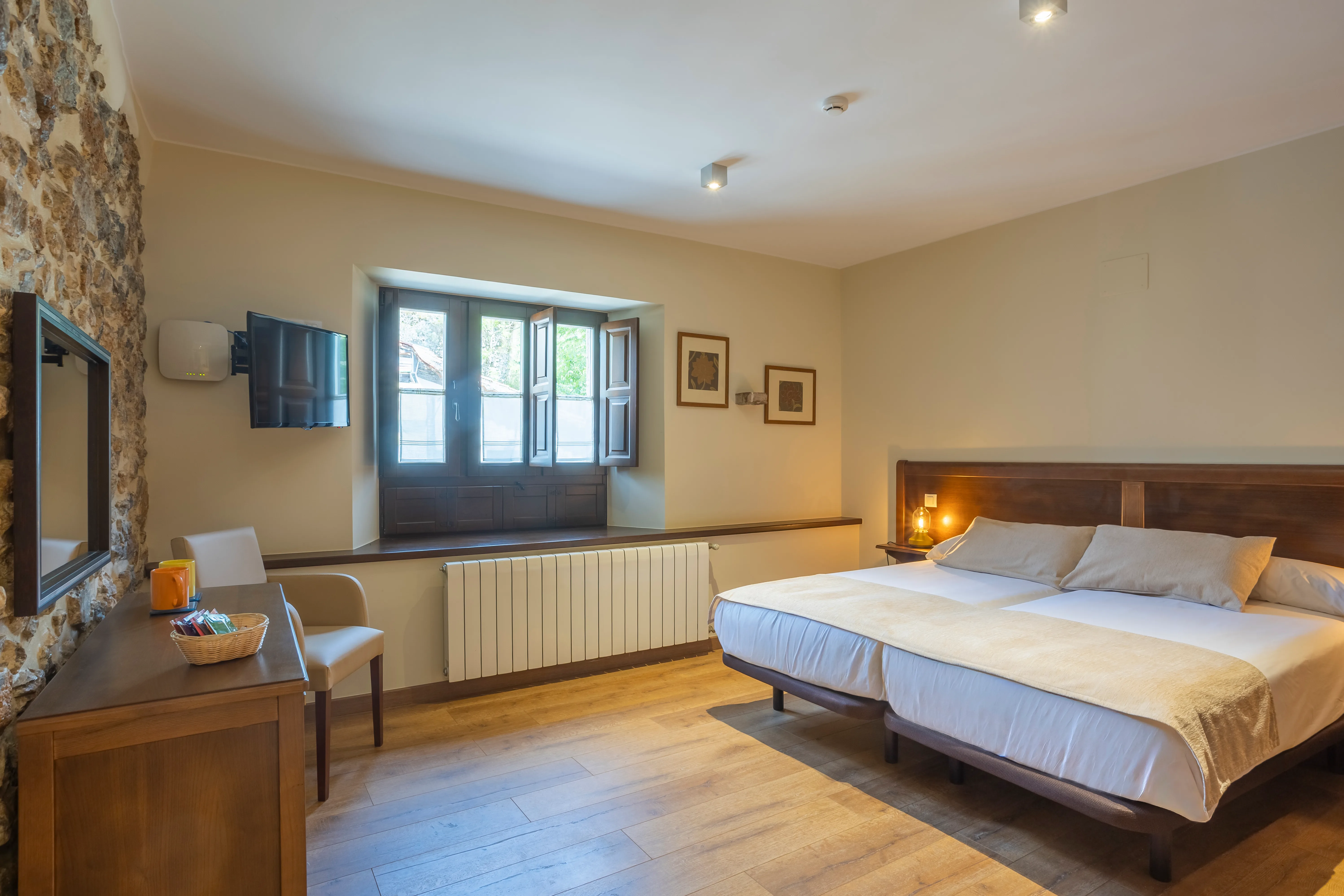 Habitación interior — detalle de cama