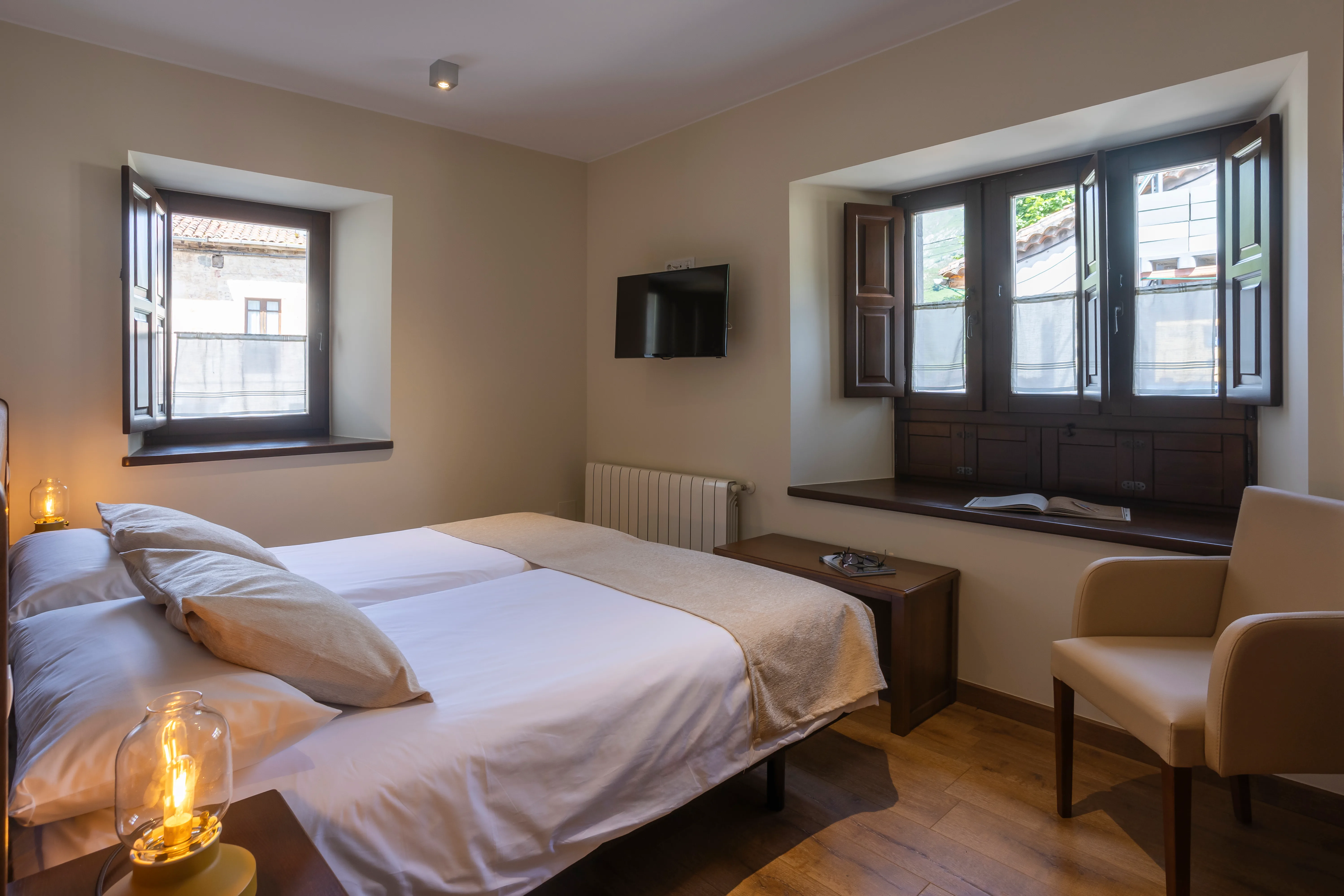 Habitación interior — dos ventanas y luz natural