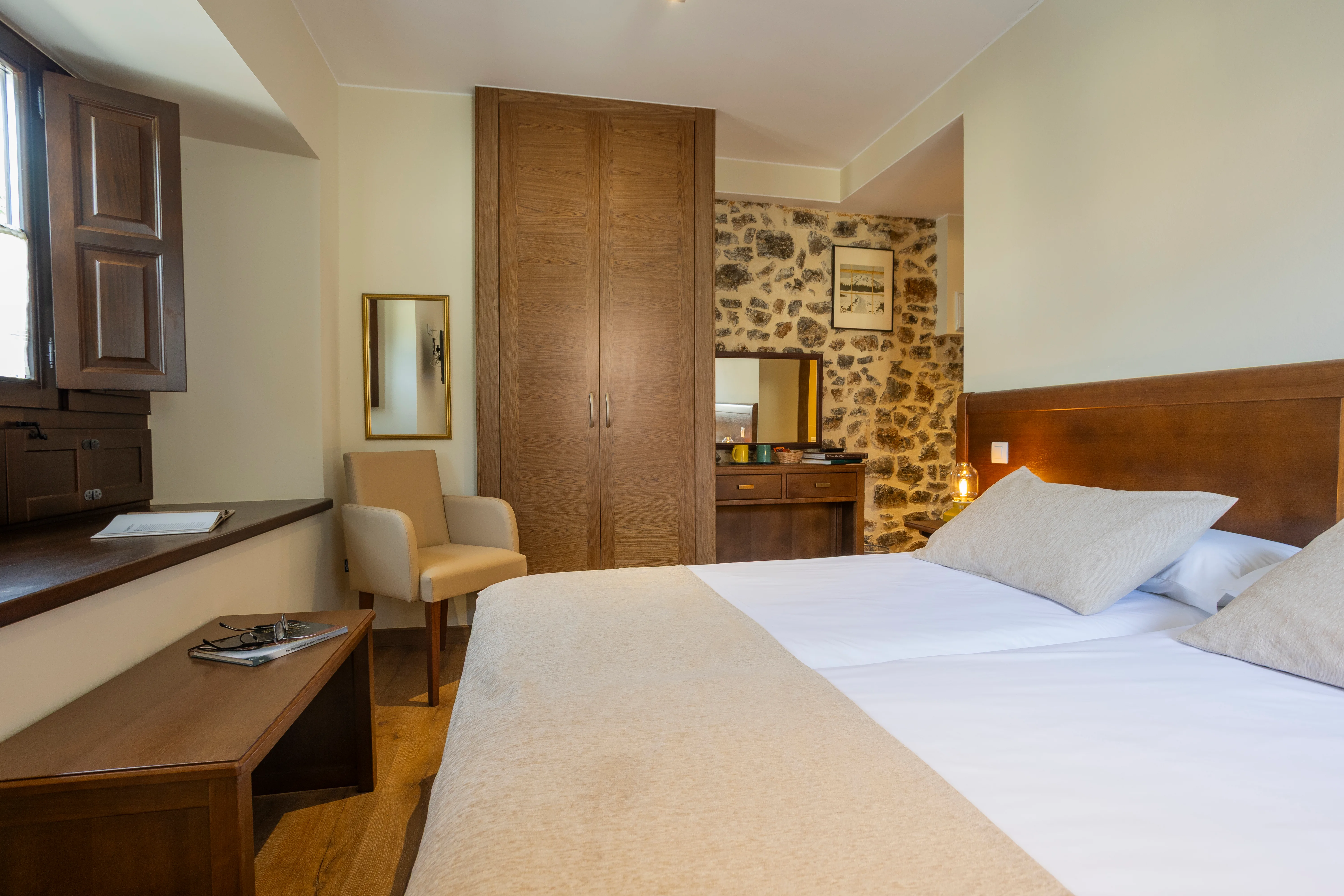 Habitación interior — armario y zona de trabajo