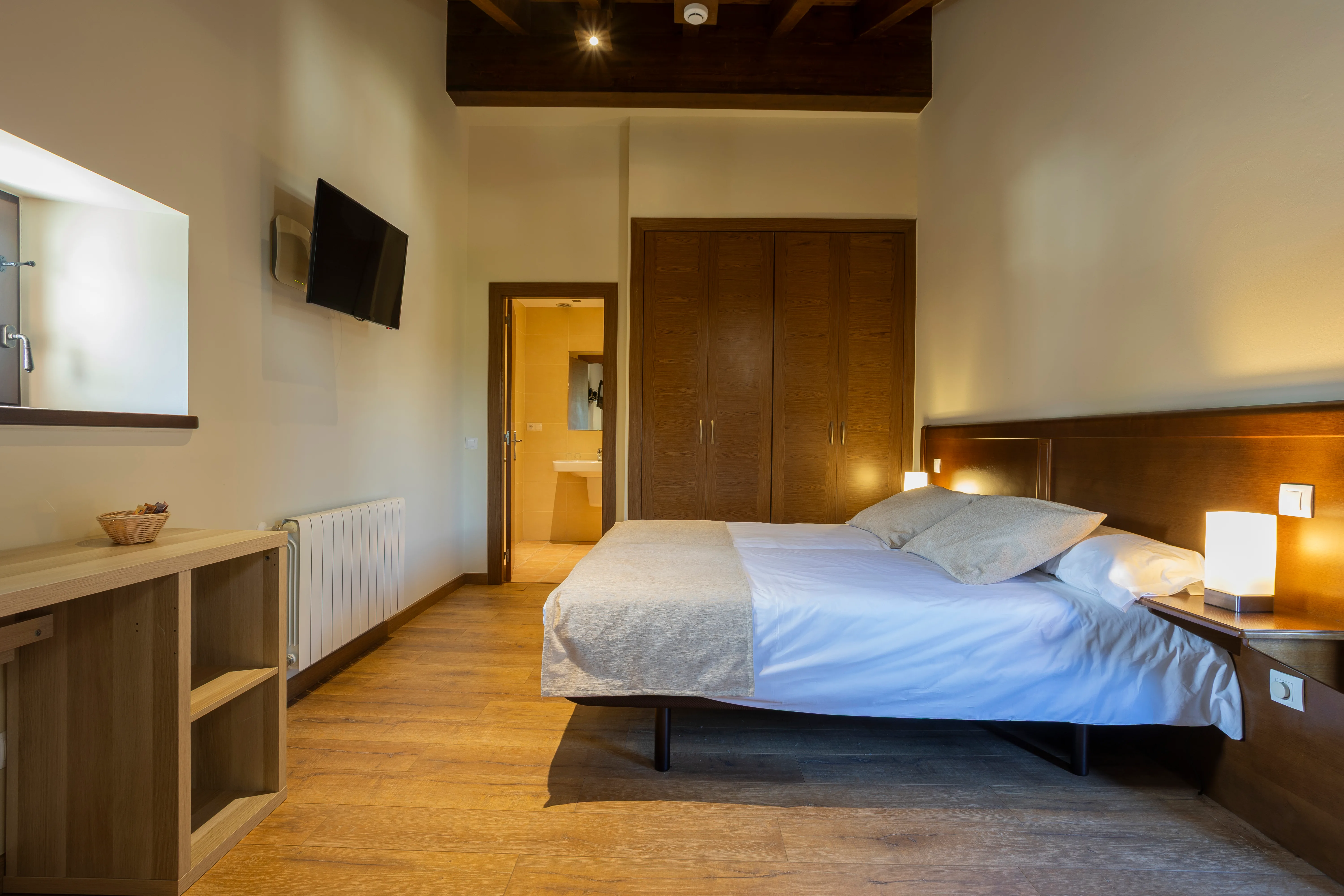 Habitación exterior — cama doble con techo de viga