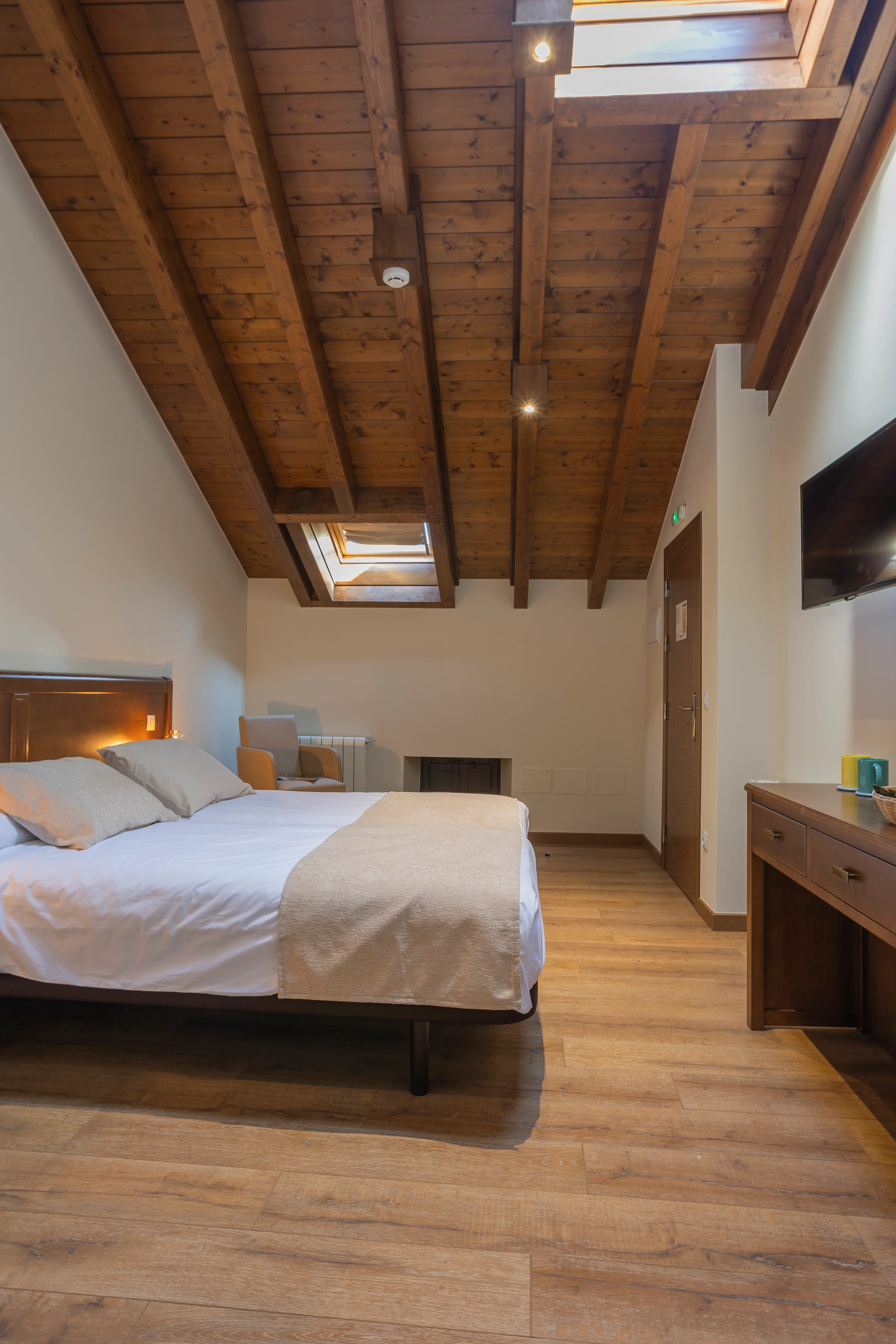 Habitación exterior — abuhardillada con velux