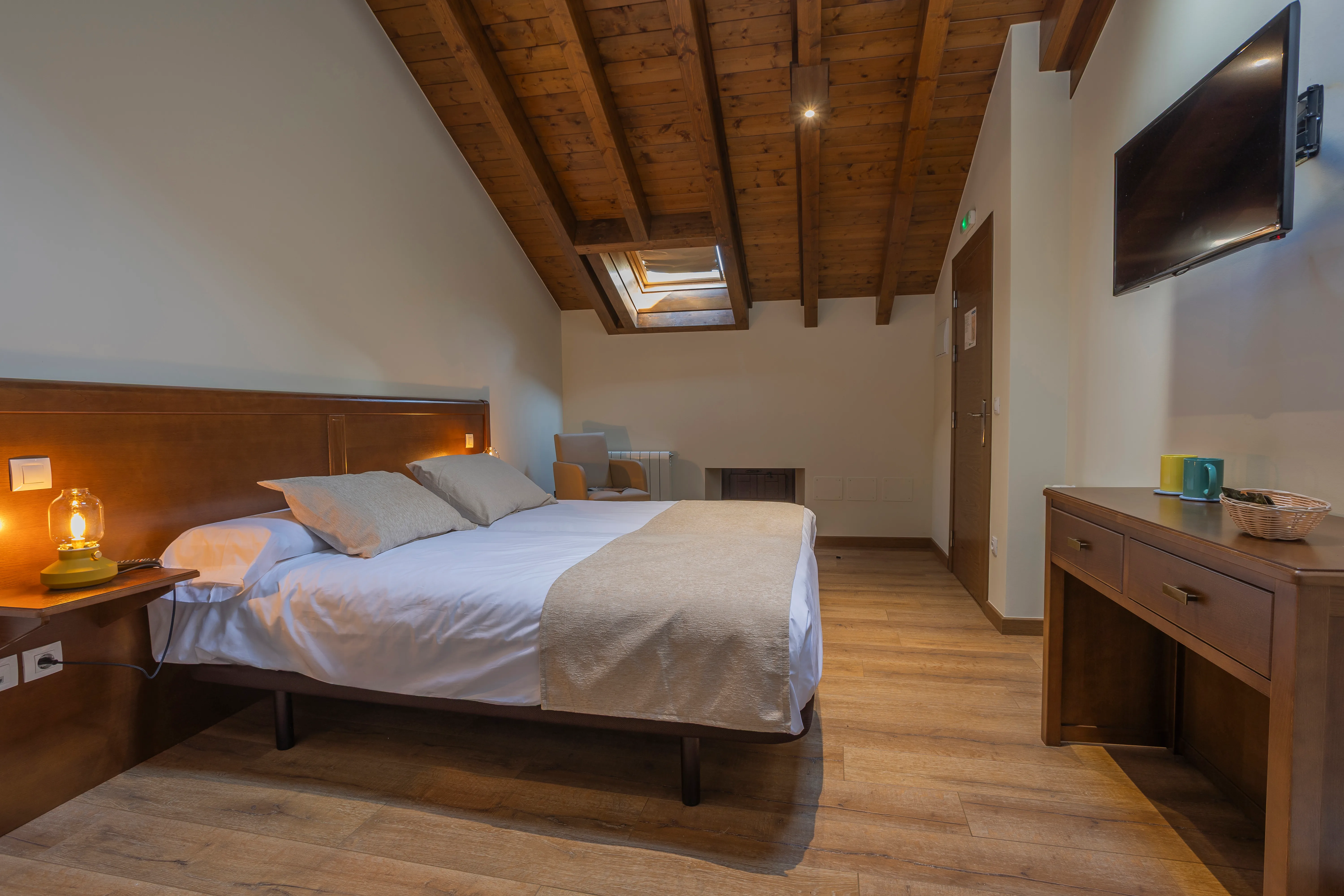 Habitación exterior — vista general con velux