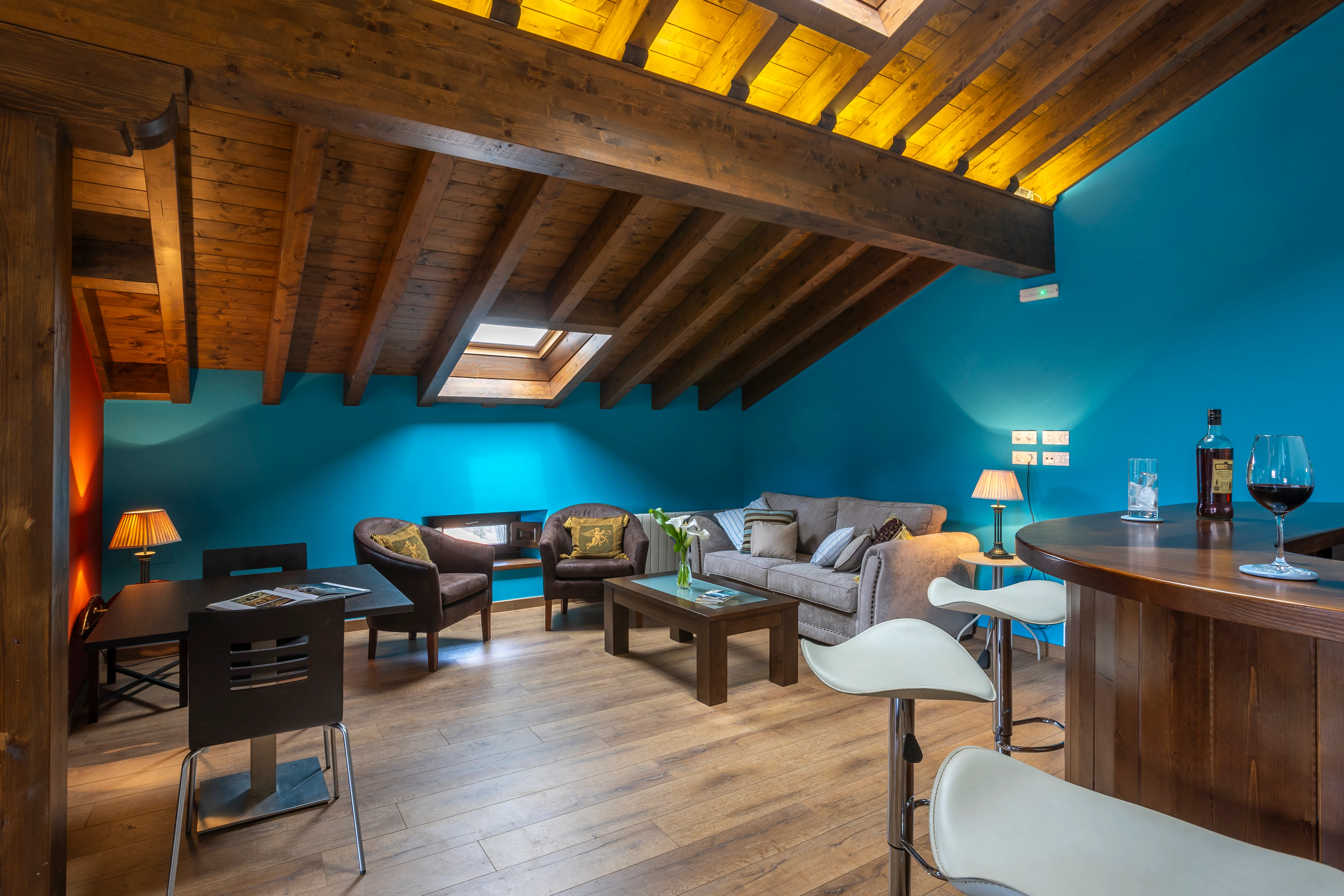 Salón con chimenea y vigas de madera