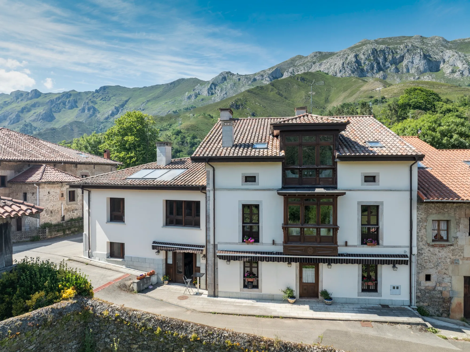 La Posada del Vencejo en Alles, con los Picos de Europa al fondo