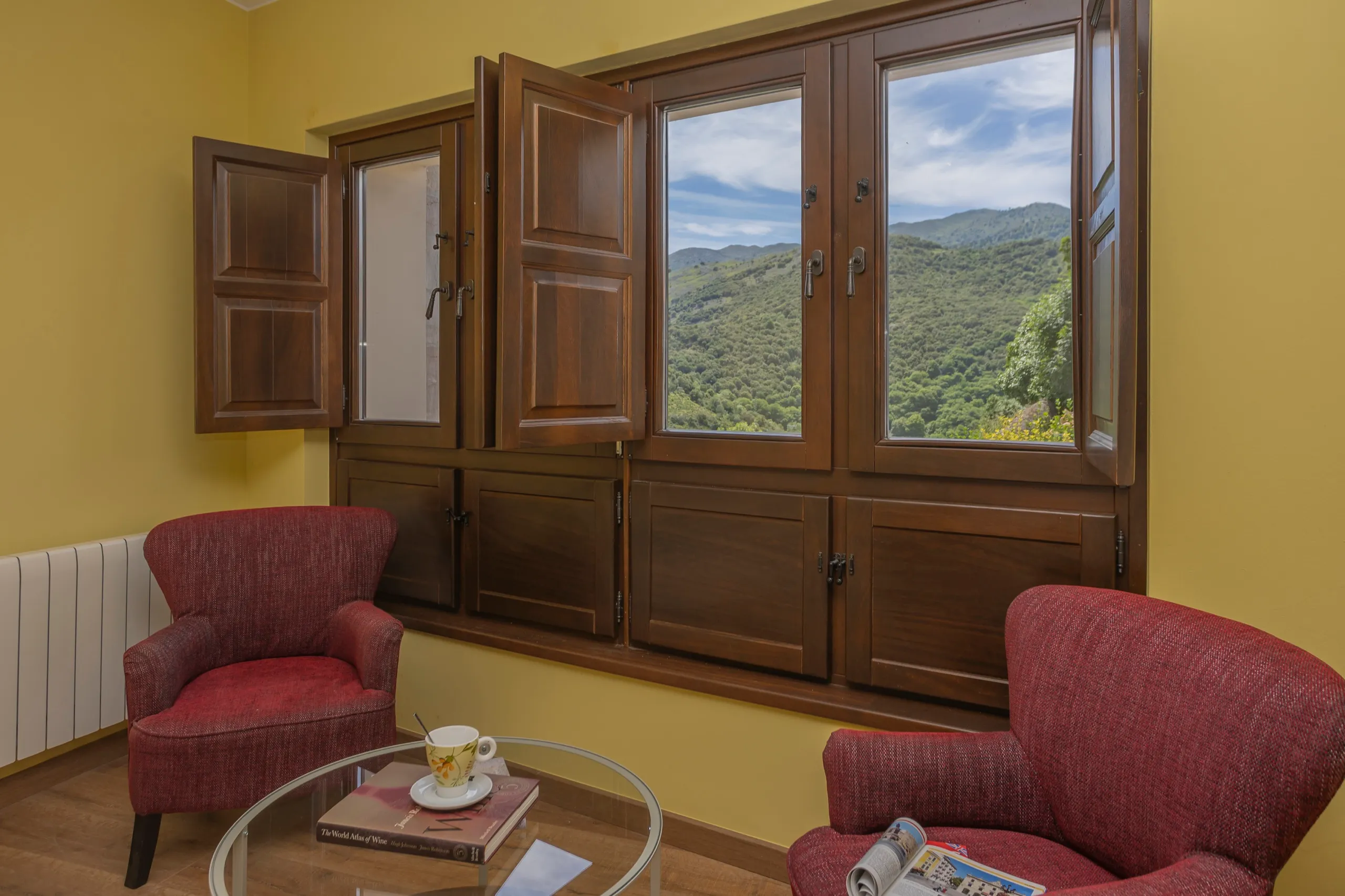 Rincón de lectura junto a la ventana con vistas