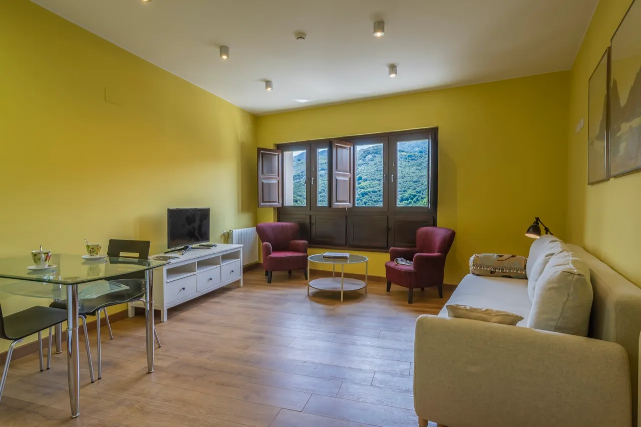 Salón del apartamento con ventana y vistas a la montaña