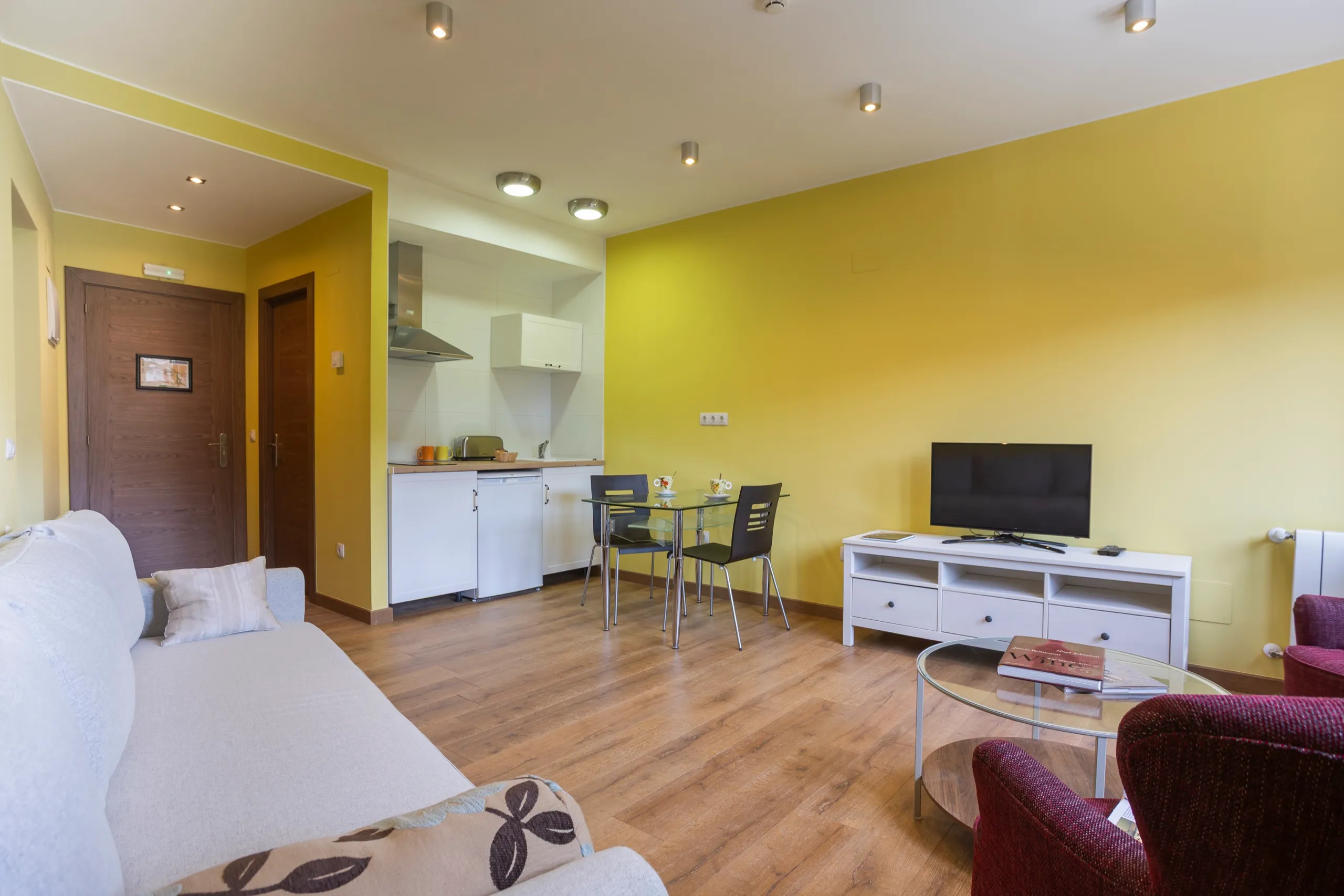 Salón del apartamento Alles — cocina integrada, comedor y zona de estar